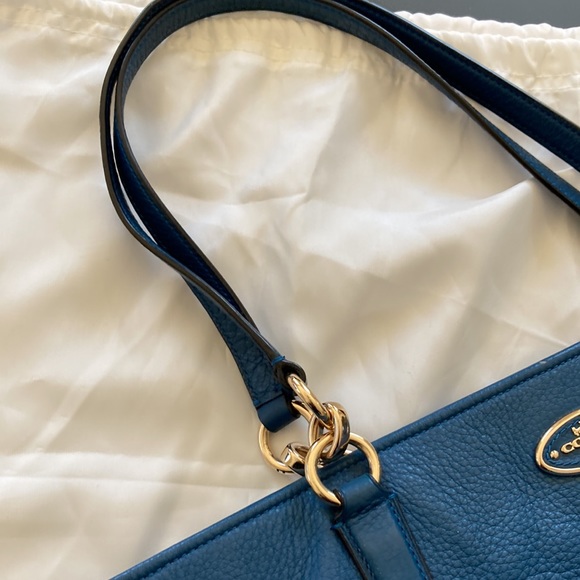 COACH leather shoulder bag in great condition, perfect for spring and summer - Picture 4 of 8